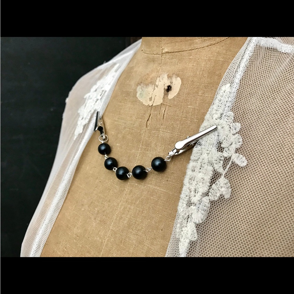 Retro black Pearls Collar Clip. You’ll stand out a this accessory to be sure!
